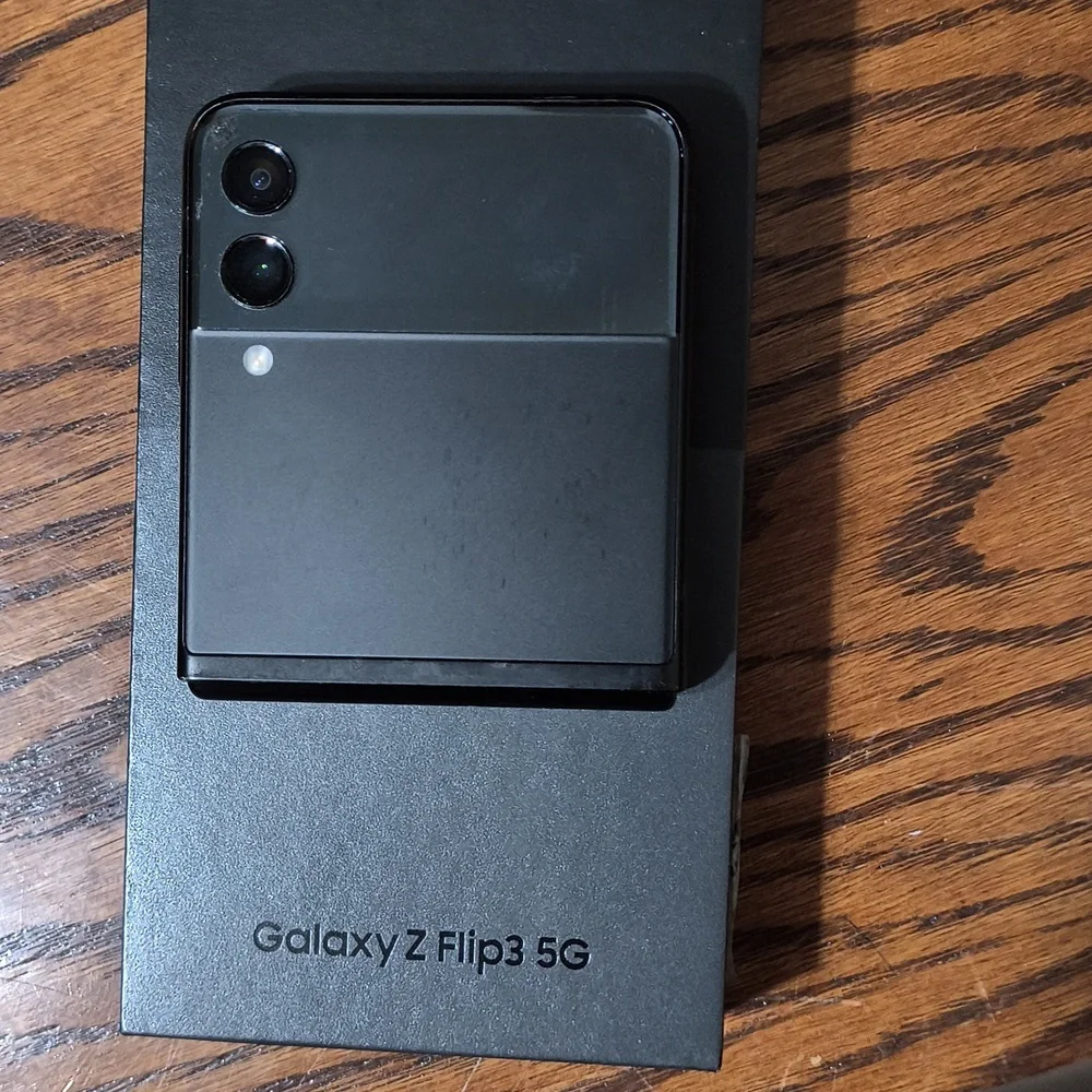 Samsung -Galaxy Z Flip3. 5G cell phone UNLOCKED
